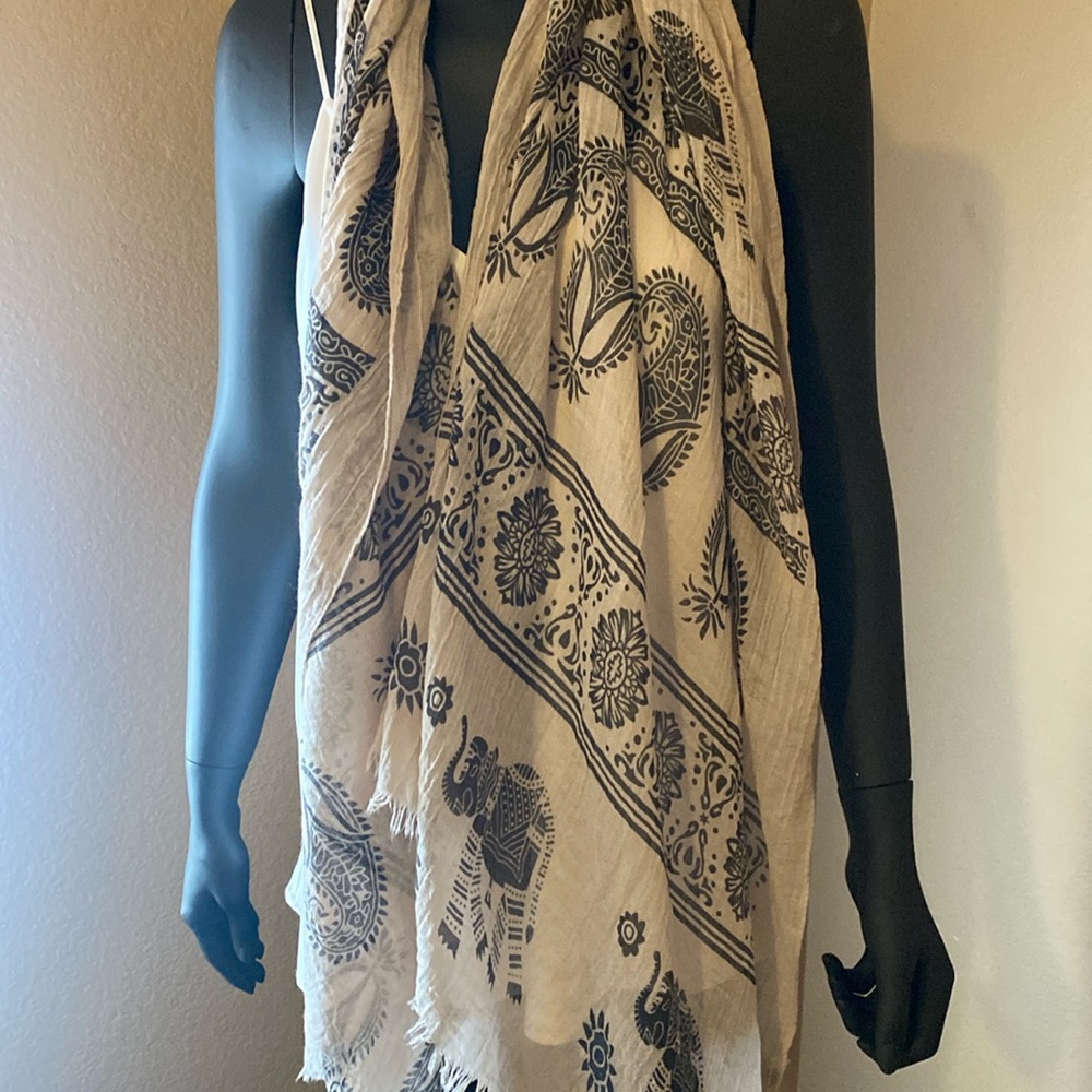 Women’s scarf